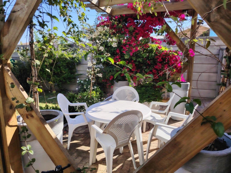 To Let 2 Bedroom Property for Rent in Protea Heights Western Cape